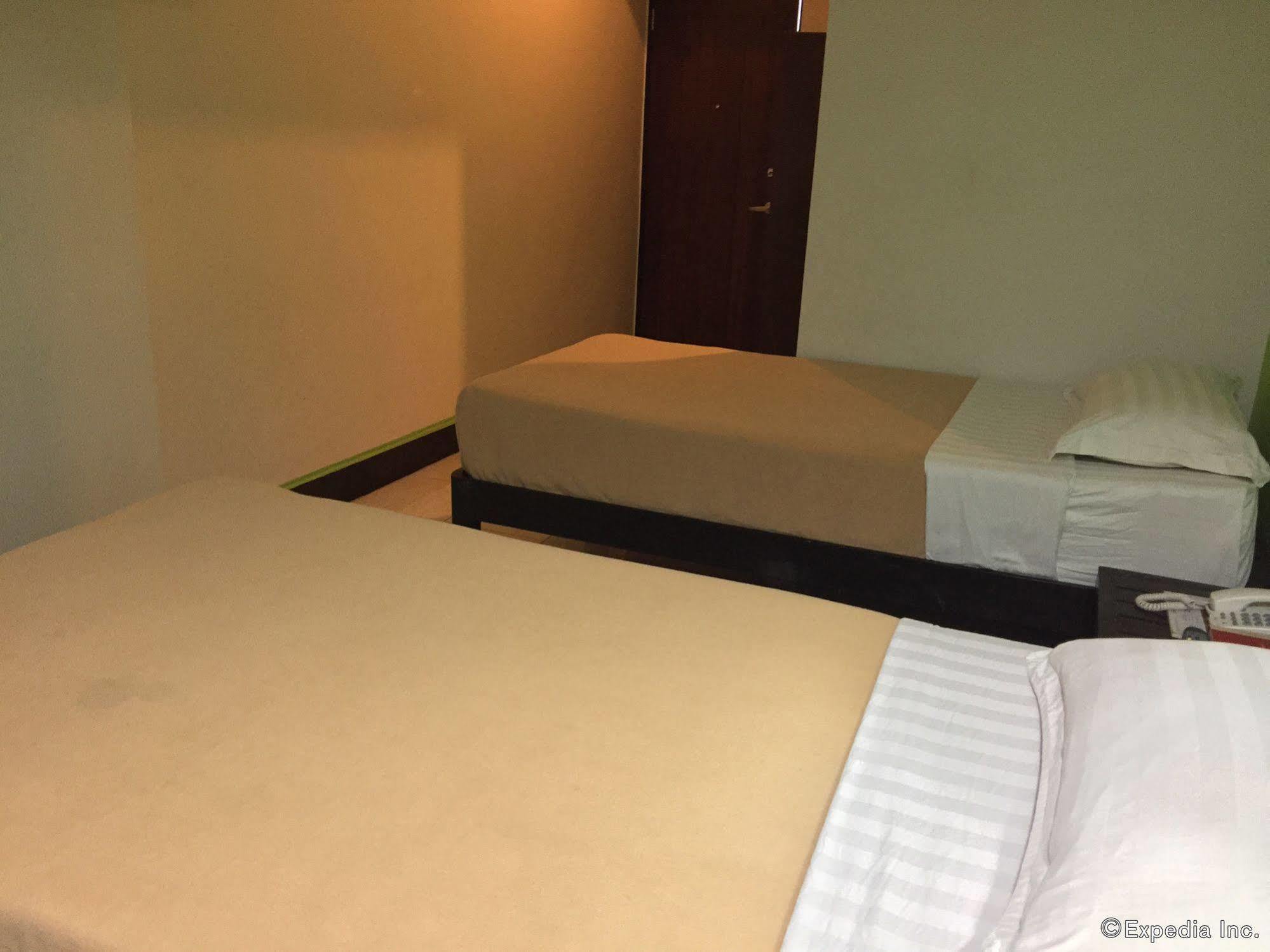Negrense Suites Bacolod Zewnętrze zdjęcie