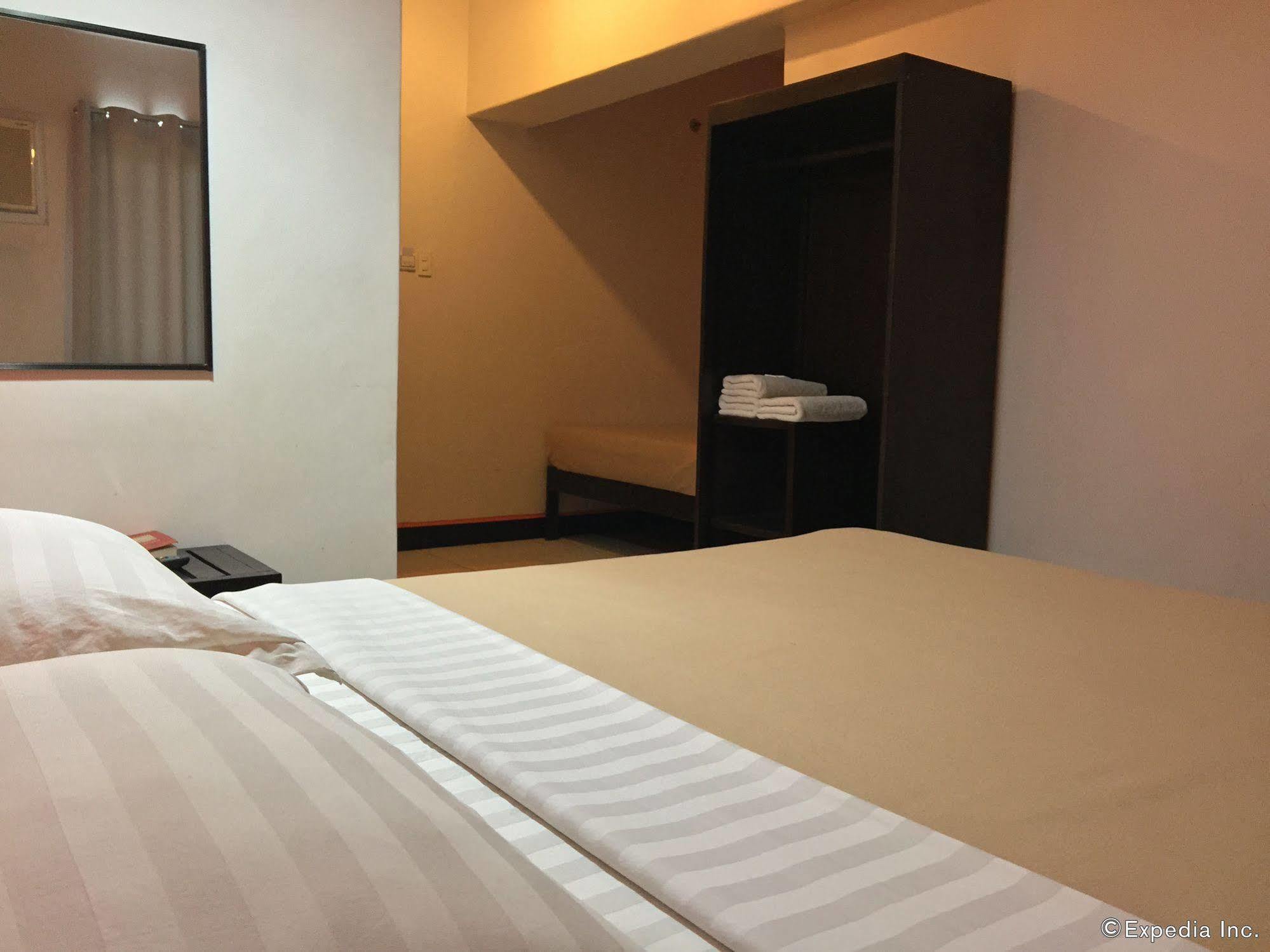 Negrense Suites Bacolod Zewnętrze zdjęcie