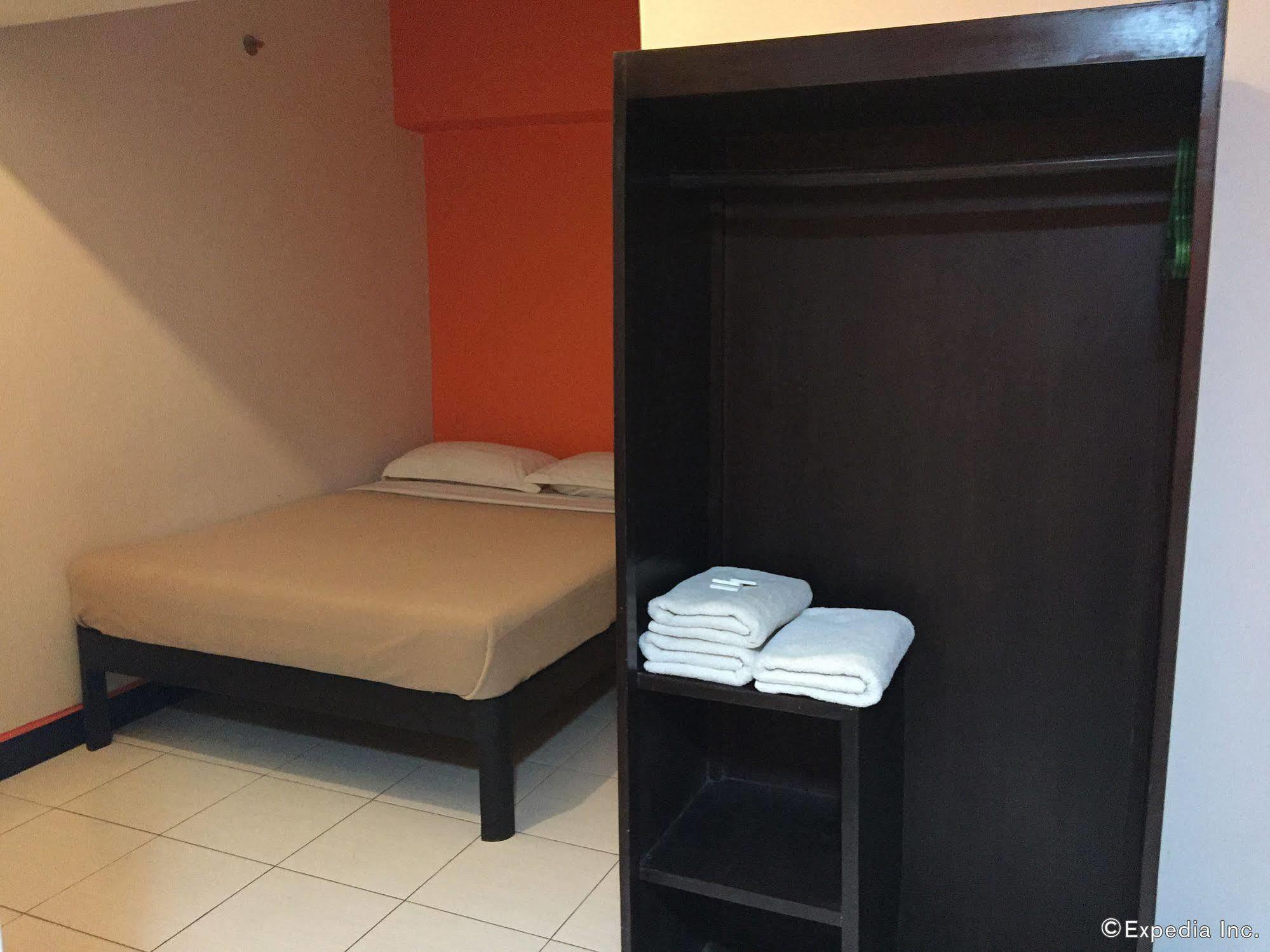 Negrense Suites Bacolod Zewnętrze zdjęcie
