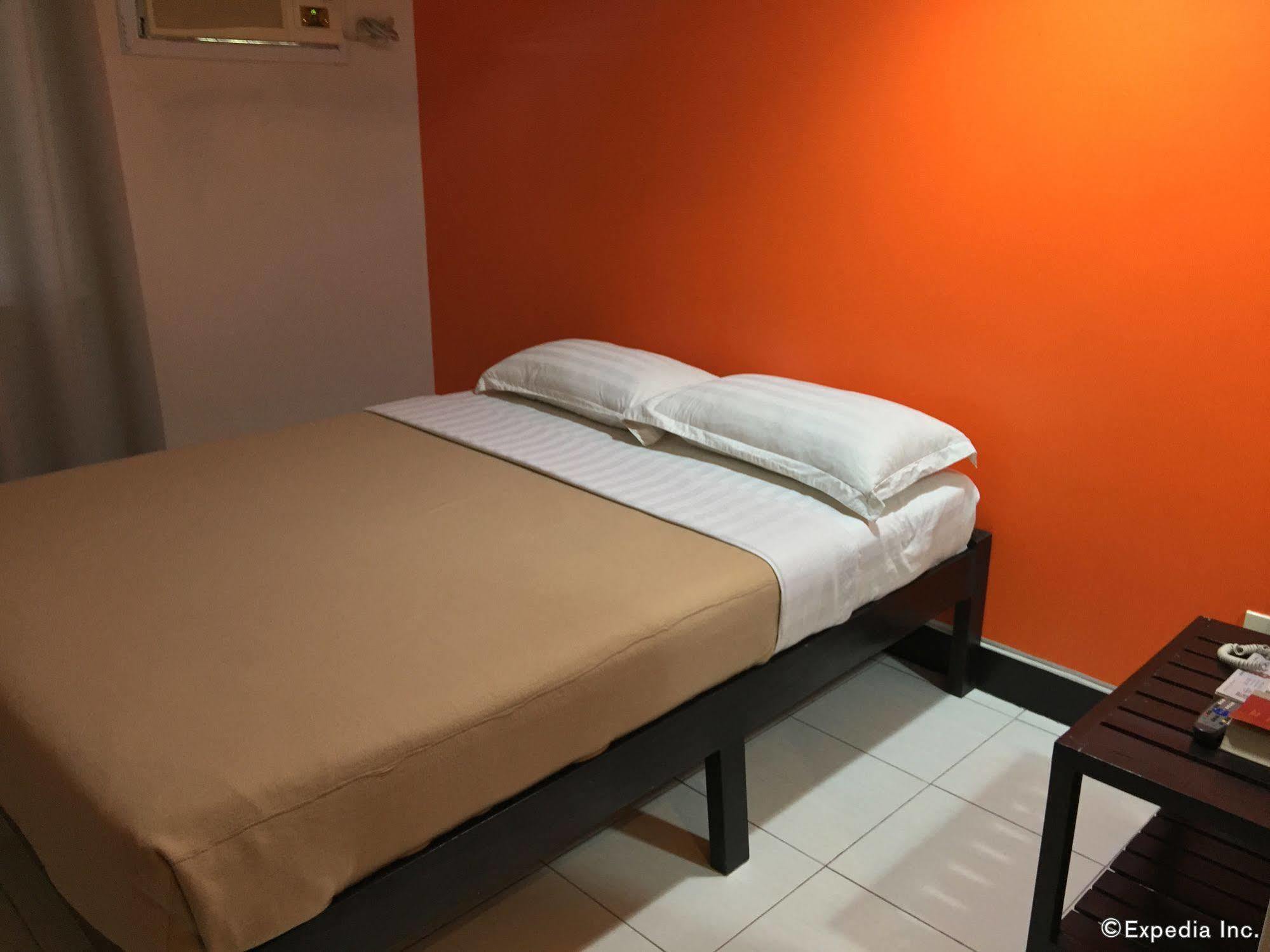 Negrense Suites Bacolod Zewnętrze zdjęcie