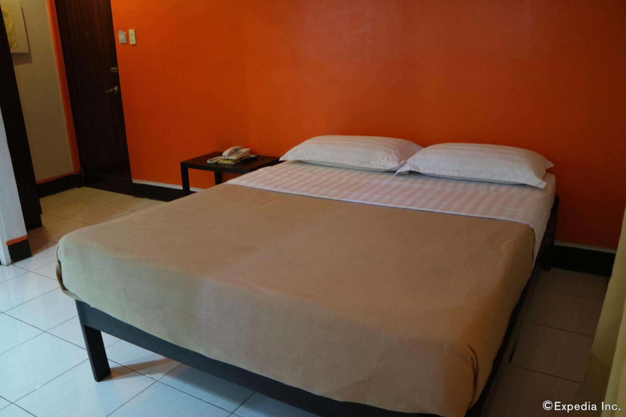 Negrense Suites Bacolod Zewnętrze zdjęcie